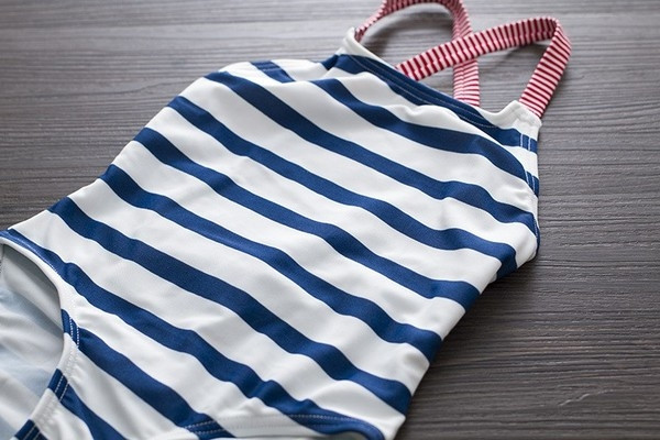 Un costum de baie întreg pentru copii pentru fete cu spatele gol