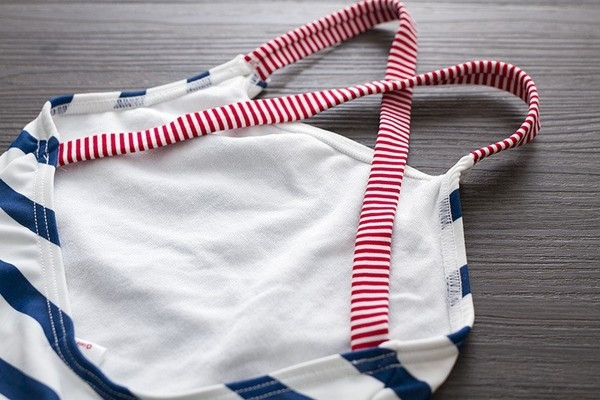 Un costum de baie întreg pentru copii pentru fete cu spatele gol