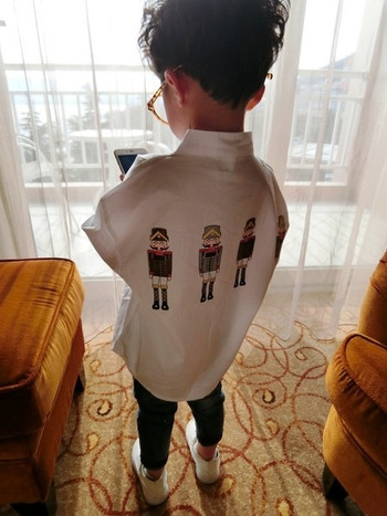 Детска спортно-елегантна риза за момчета в свободен стил с цветна апликация на гърба в бял цвят