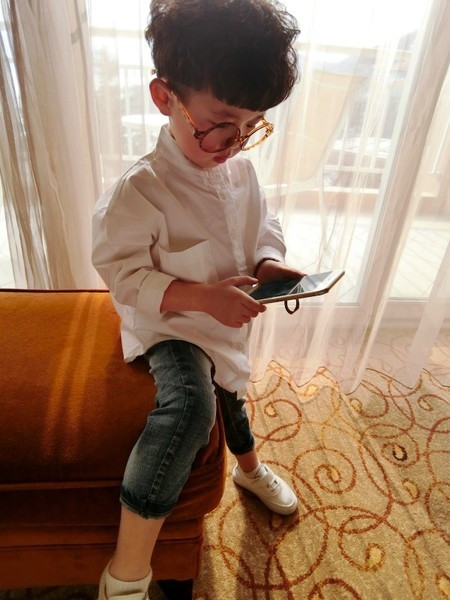 Cămașă pentru copii sport-elegantă pentru băieți în stil liber cu aplicație colorată pe spate în alb