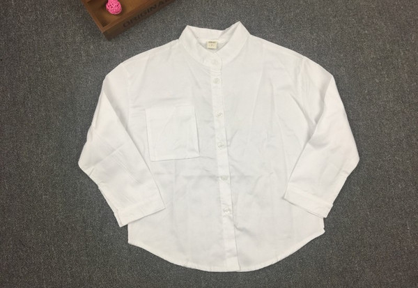 Cămașă pentru copii sport-elegantă pentru băieți în stil liber cu aplicație colorată pe spate în alb