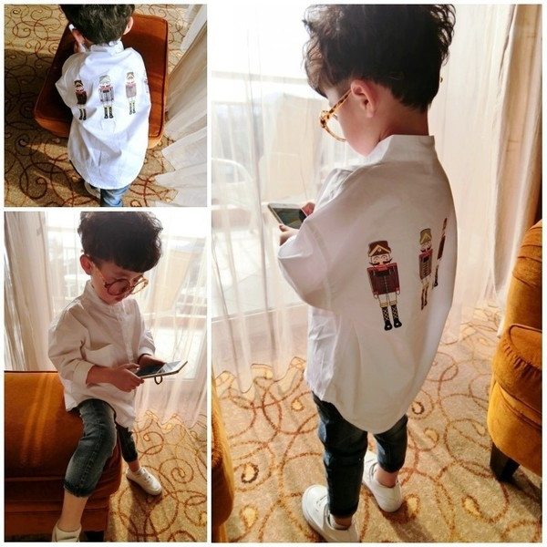 Cămașă pentru copii sport-elegantă pentru băieți în stil liber cu aplicație colorată pe spate în alb