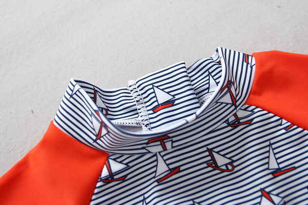 Costum de baie intreg pentru baieti in portocaliu cu imprimeu si palarie