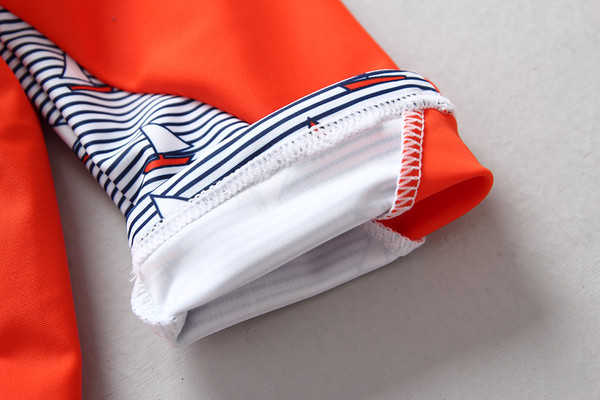 Costum de baie intreg pentru baieti in portocaliu cu imprimeu si palarie