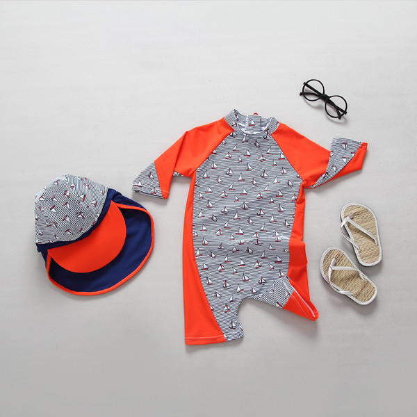 Costum de baie intreg pentru baieti in portocaliu cu imprimeu si palarie