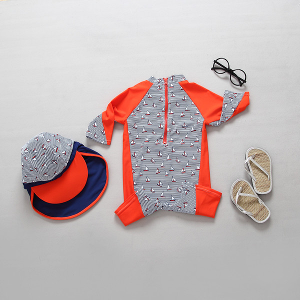 Costum de baie intreg pentru baieti in portocaliu cu imprimeu si palarie
