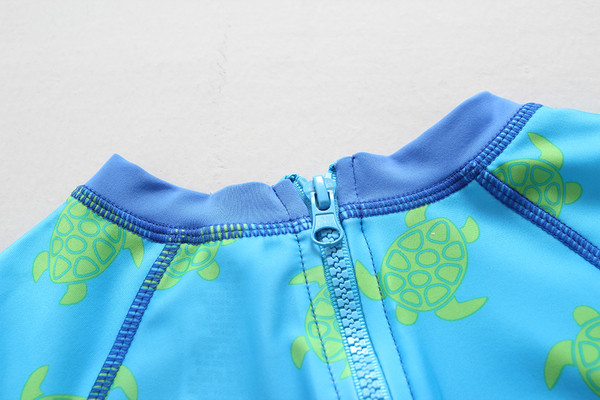 Costum de baie intreg pentru baieti in albastru cu palarie