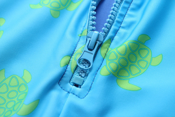 Costum de baie intreg pentru baieti in albastru cu palarie