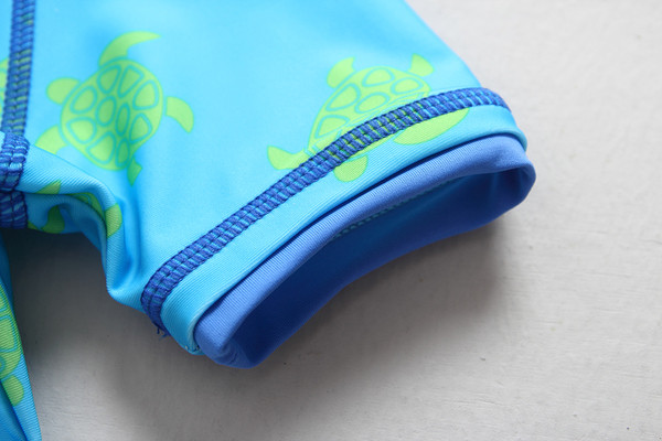 Costum de baie intreg pentru baieti in albastru cu palarie