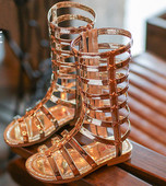 Μοντέρνα παιδικά σανδάλια με υψηλές λωρίδες σε ασήμι, χρυσό και μαύρο χρώμα και μεταλλικά στοιχεία