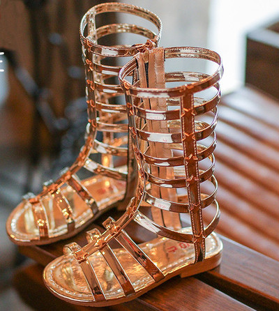 Μοντέρνα παιδικά σανδάλια με υψηλές λωρίδες σε ασήμι, χρυσό και μαύρο χρώμα και μεταλλικά στοιχεία