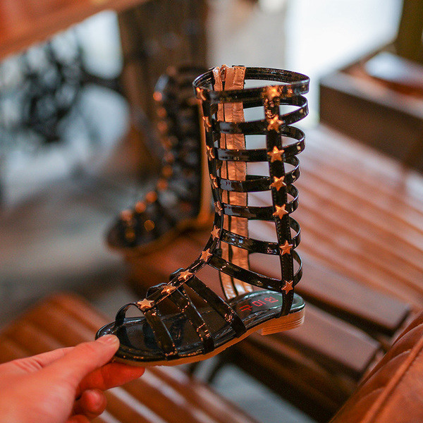 Μοντέρνα παιδικά σανδάλια με υψηλές λωρίδες σε ασήμι, χρυσό και μαύρο χρώμα και μεταλλικά στοιχεία