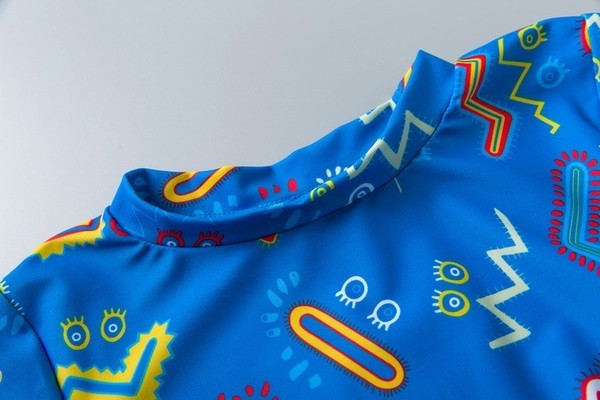 Costum de baie pentru baieti pentru copii in trei parti - tricou, pantaloni si palarie, cu imprimeu