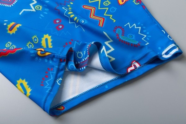 Costum de baie pentru baieti pentru copii in trei parti - tricou, pantaloni si palarie, cu imprimeu