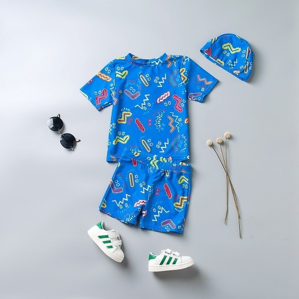 Costum de baie pentru baieti pentru copii in trei parti - tricou, pantaloni si palarie, cu imprimeu
