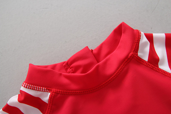 Costum de baie intreg pentru baieti in rosu cu imprimeu