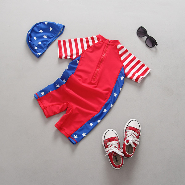 Costum de baie intreg pentru baieti in rosu cu imprimeu