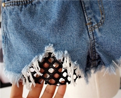 Blugi scurti pentru fete cu buzunare si motive rupte