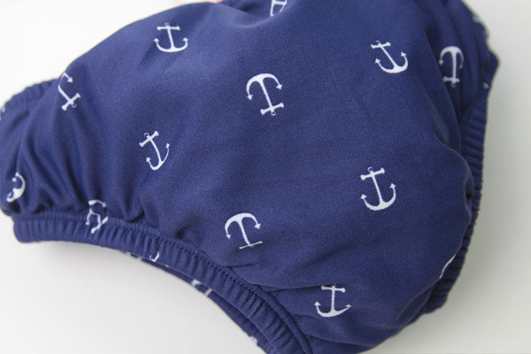 Costum de baie pentru bebeluși în diferite culori și modele cu autocolante