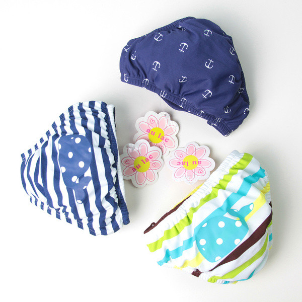 Costum de baie pentru bebeluși în diferite culori și modele cu autocolante