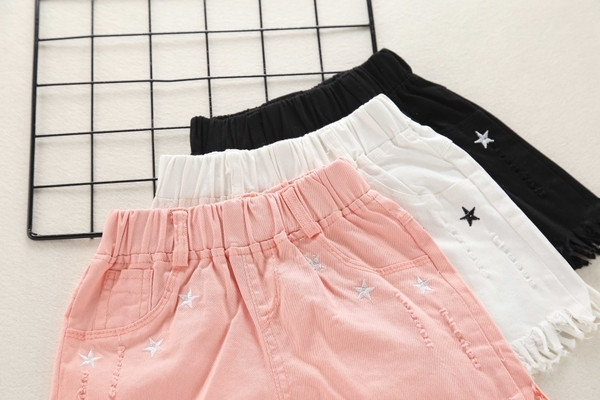 Pantaloni scurți pentru copii în trei culori cu elemente metalice