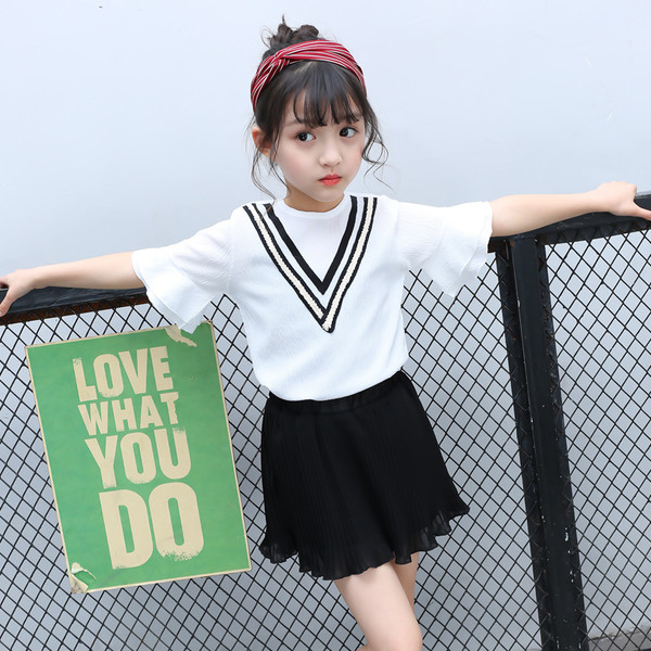 Set copii sport-elegant pentru fete in doua parti - bluza cu imprimeu color si fusta alb si roz