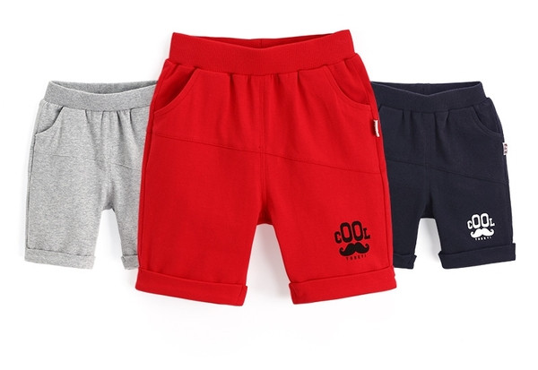 Καθημερινά σορτς παιδιών για αγόρια σε τρία χρώματα - γκρι, κόκκινο και μπλε και μίνι εκτύπωση