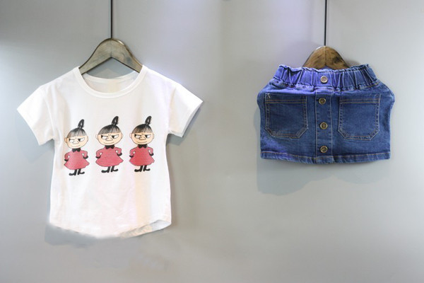 Set pentru copii elegant pentru fete în două părți - tricou cu aplicație colorată și denim cu nasturi și buzunare