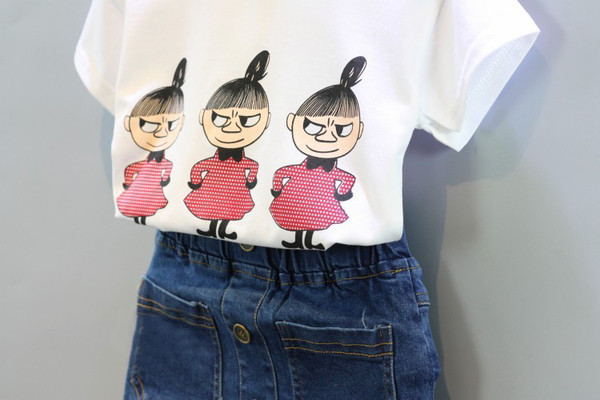 Set pentru copii elegant pentru fete în două părți - tricou cu aplicație colorată și denim cu nasturi și buzunare