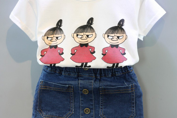 Set pentru copii elegant pentru fete în două părți - tricou cu aplicație colorată și denim cu nasturi și buzunare