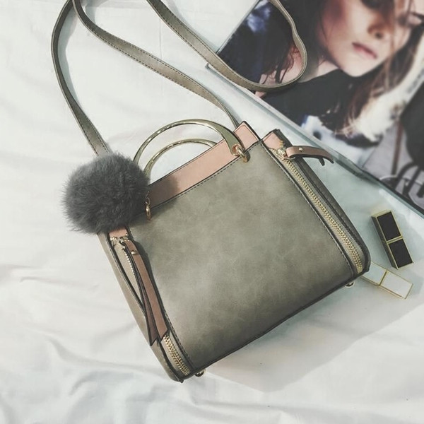 Geanta dama sport-eleganta cu maner metalic si lung, cu fermoare