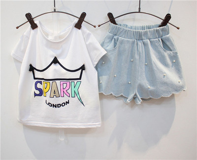 Модерен детски спортно-елегантен комплект за момичета от две части - тениска с цветен надпис и апликация + къси дънкови панталон