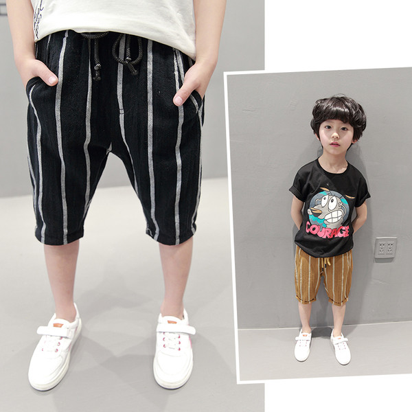 Pantaloni scurți moderni lați în dungi în două culori pentru băieți