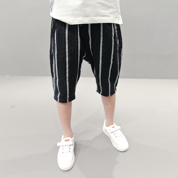 Pantaloni scurți moderni lați în dungi în două culori pentru băieți