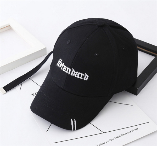 Pălărie sport-casual de damă cu vizor în alb, negru și roz cu inscripție