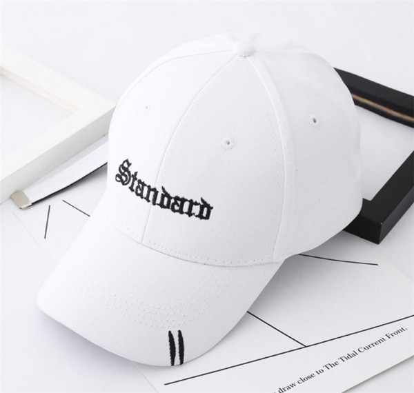 Pălărie sport-casual de damă cu vizor în alb, negru și roz cu inscripție