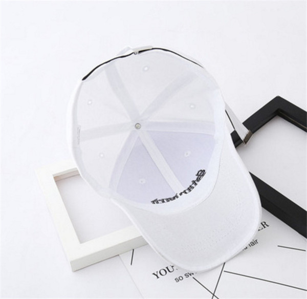 Pălărie sport-casual de damă cu vizor în alb, negru și roz cu inscripție