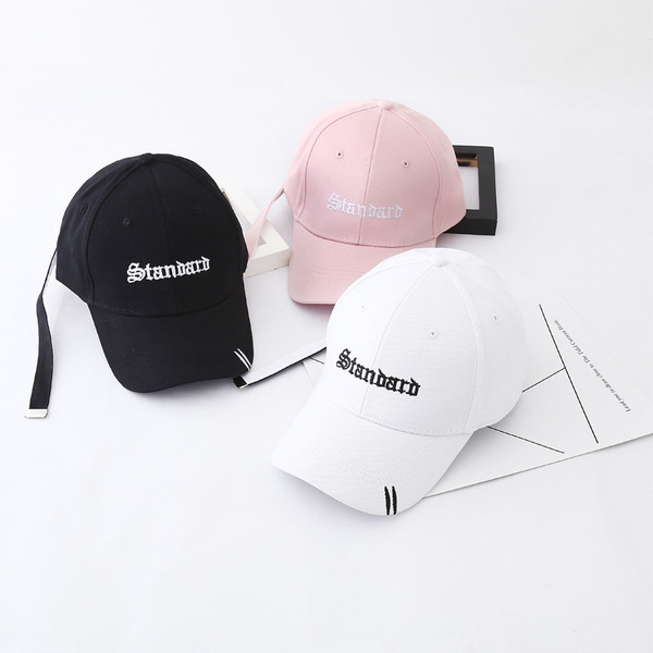 Pălărie sport-casual de damă cu vizor în alb, negru și roz cu inscripție