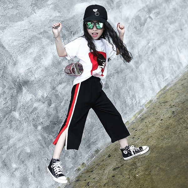 Set sport pentru copii modern pentru fete în două părți - tricou cu imprimeu + pantaloni în stil liber cu margini colorate și fante