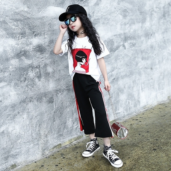 Set sport pentru copii modern pentru fete în două părți - tricou cu imprimeu + pantaloni în stil liber cu margini colorate și fante