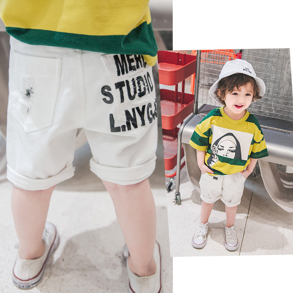 Blugi moderni în alb și negru și o inscripție mare pentru băieți