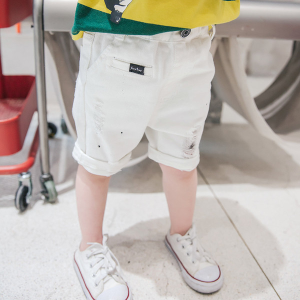 Blugi moderni în alb și negru și o inscripție mare pentru băieți