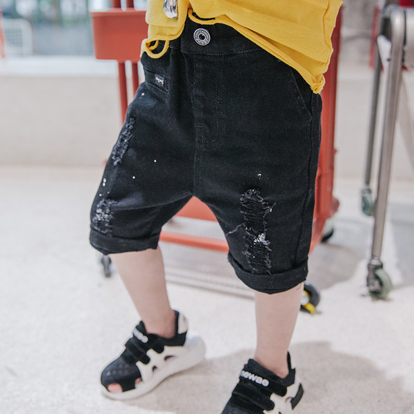 Blugi moderni în alb și negru și o inscripție mare pentru băieți