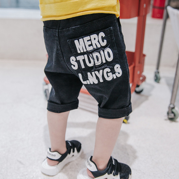 Blugi moderni în alb și negru și o inscripție mare pentru băieți