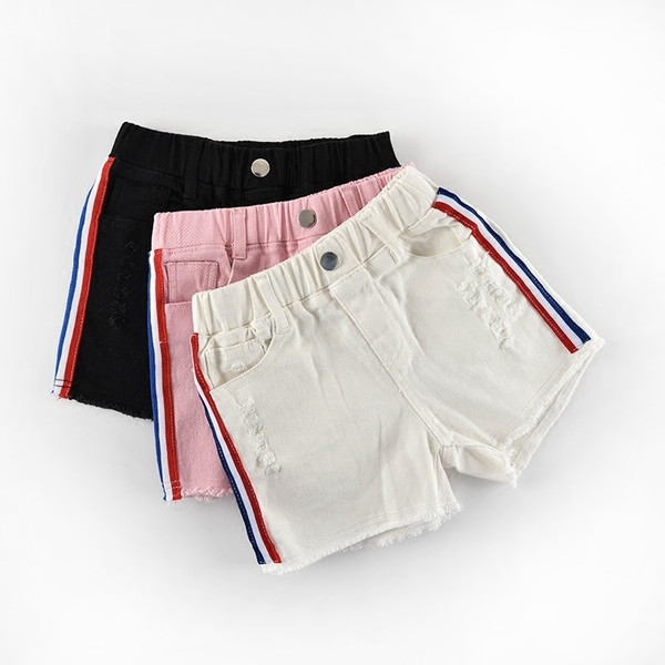 Pantaloni scurți pentru copii cu margine laterală colorată pentru o fată