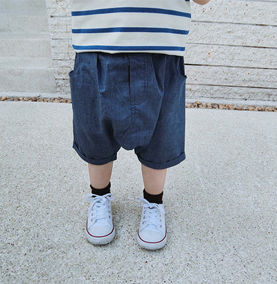 Детски дънки тип потури за момчета с дължина до коленете в тъмносин и светлосин цвят
