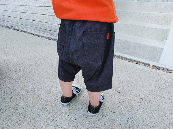 Παιδικά τζιν παντελόνια  με μήκος έως γόνατα σε σκούρο μπλε και γαλάζιο χρώμα