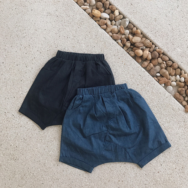 Παιδικά τζιν παντελόνια  με μήκος έως γόνατα σε σκούρο μπλε και γαλάζιο χρώμα