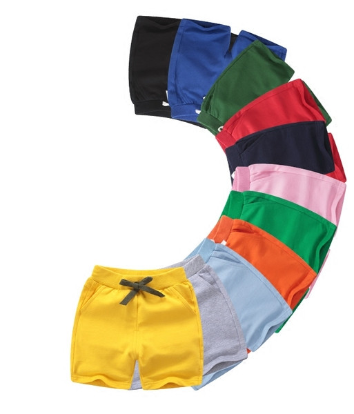 Pantaloni scurți pentru copii curați pentru un băiat în diferite culori, potriviti pentru utilizarea de zi cu zi