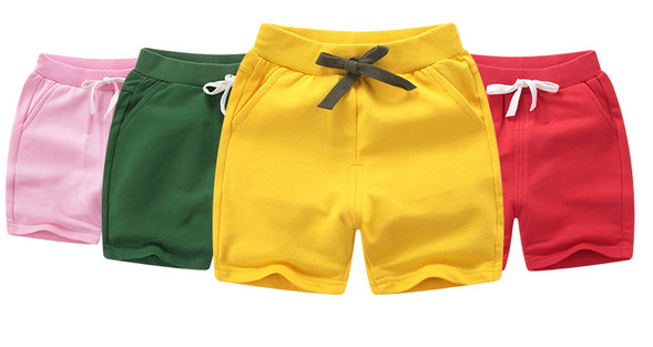 Pantaloni scurți pentru copii curați pentru un băiat în diferite culori, potriviti pentru utilizarea de zi cu zi